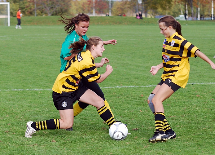 2010_1003_29.JPG - Amanda Lund går in rejält i närkampen